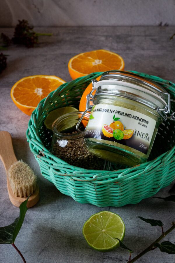 Konopný citrusový peeling na tělo India Cosmetics, 250 ml