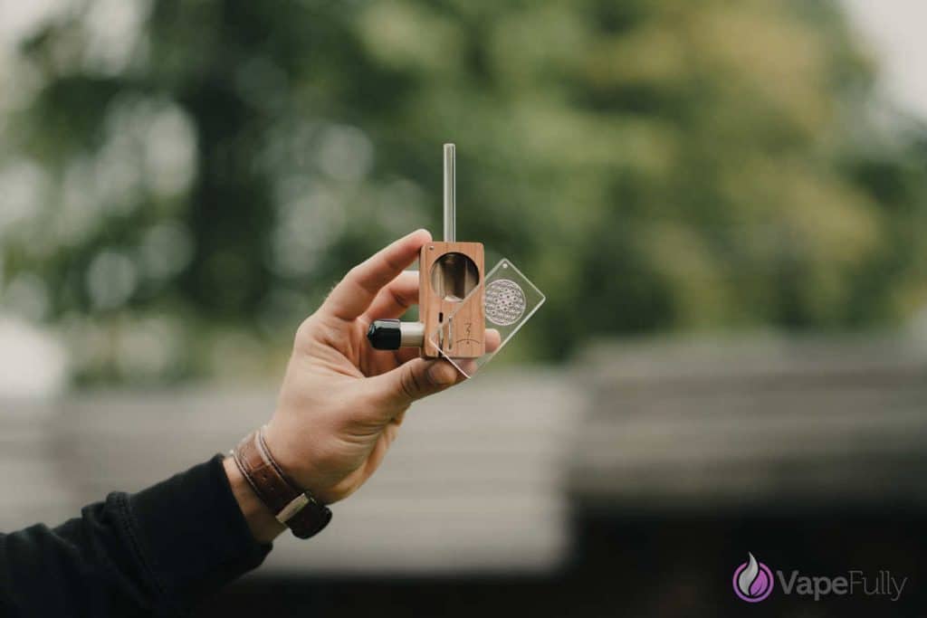 Magic flight launch box Vaporizer in der Hand