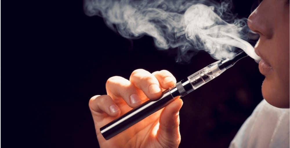 Vaporisaattori ja sähkösavuke vierekkäin - kahden eri laitteen vertailu