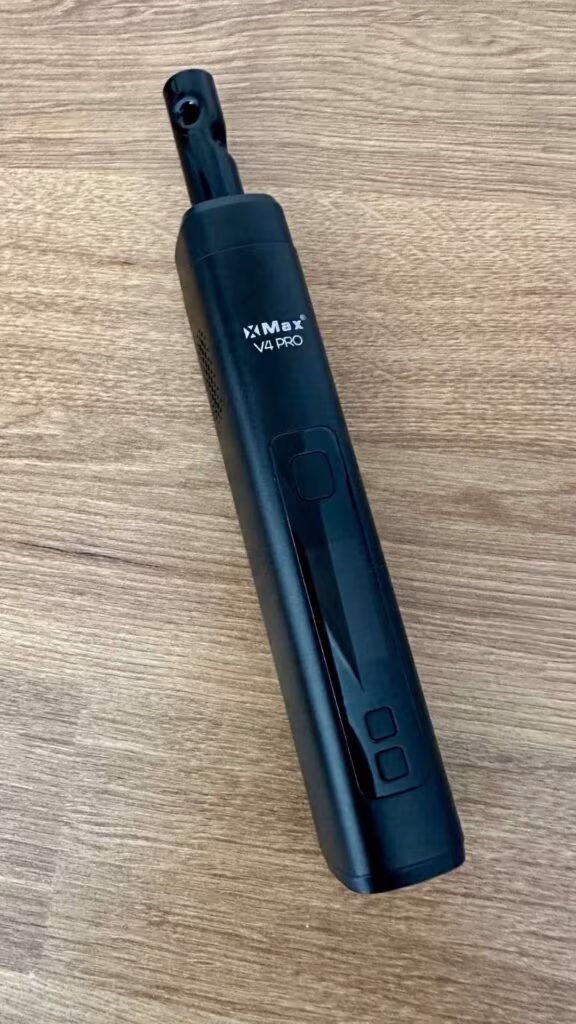 Vaporizér X-MAX V4 Pro - přenosný model XVAPE, recenze přední strana