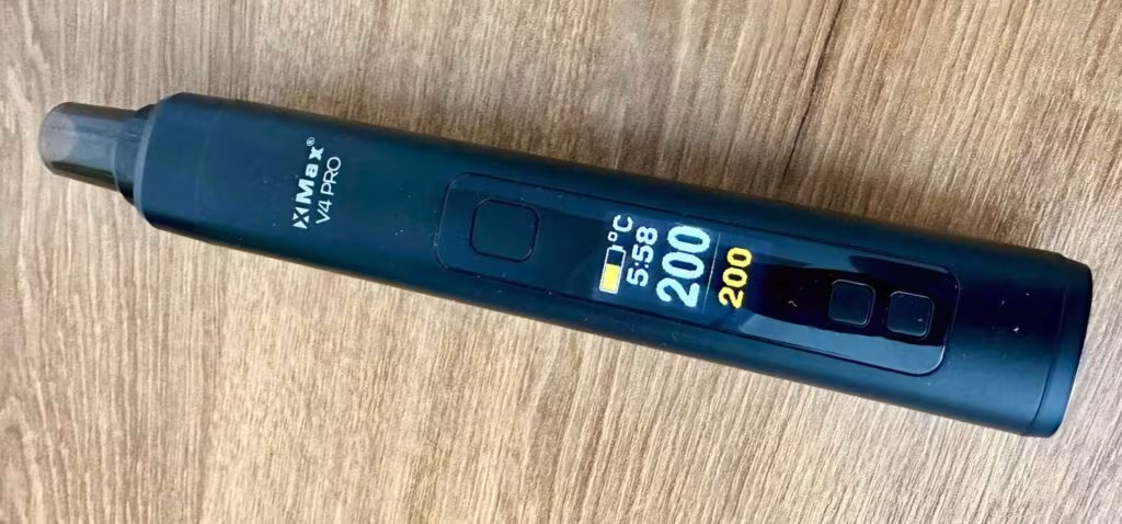 X-MAX V4 Pro - detail OLED displeje a tlačítek