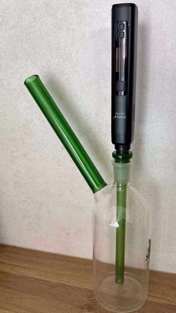 X-MAX V4 Pro - skleněný náustek s vestavěným adaptérem na bong 14,5/18 mm