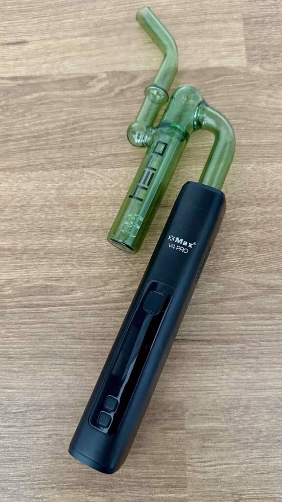 X-MAX V4 Pro při používání - naplnění komory sušenými bylinami